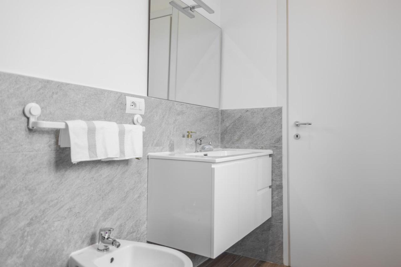 Lora Apartment,Free Private Parking, Self Check In,1 Como Luaran gambar